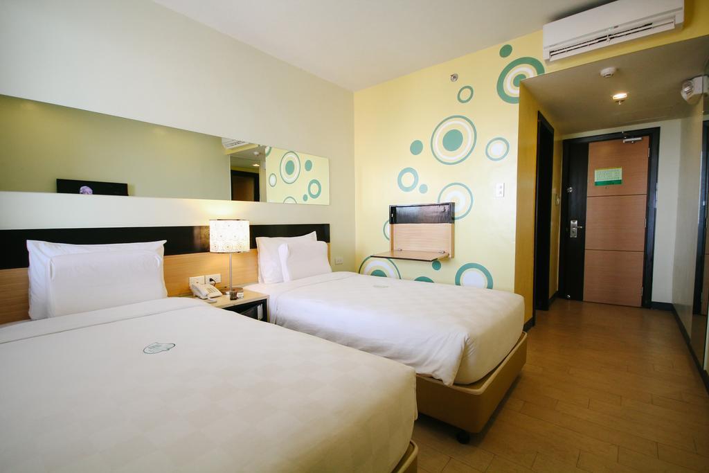Go Hotels Iloilo Bagian luar foto