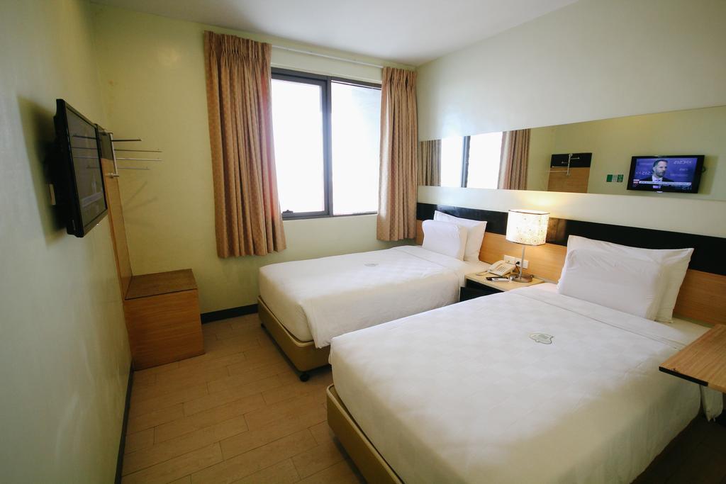 Go Hotels Iloilo Bagian luar foto