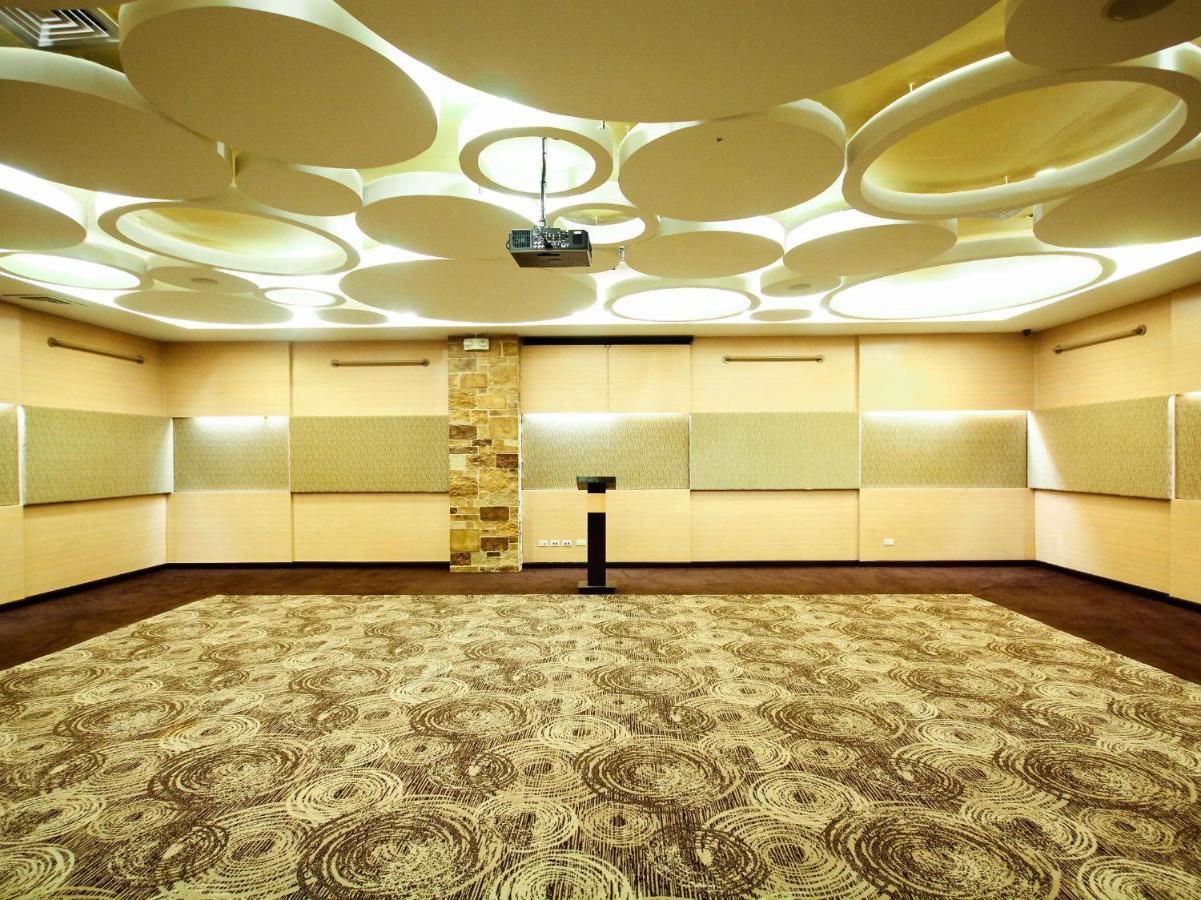 Go Hotels Iloilo Bagian luar foto