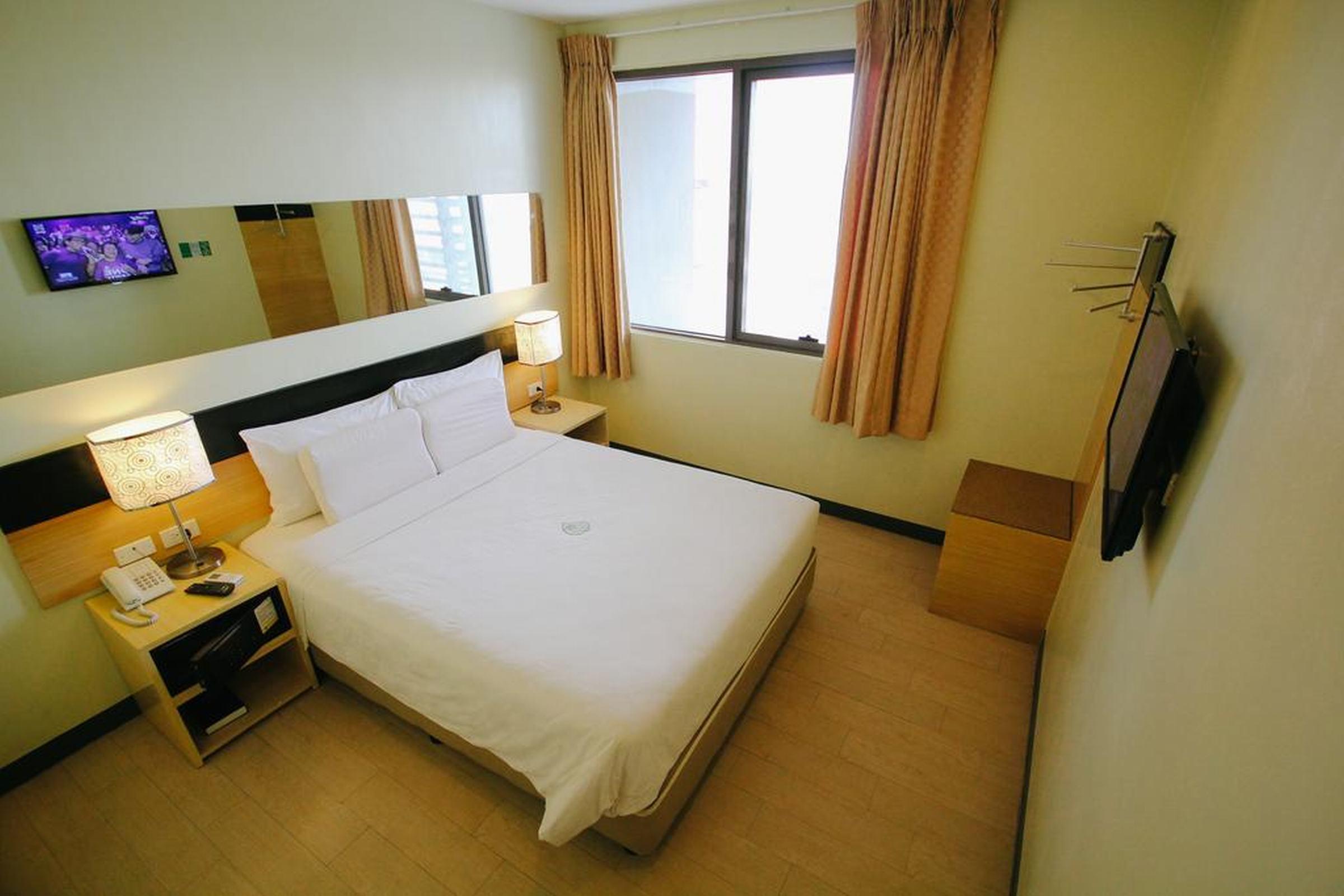 Go Hotels Iloilo Bagian luar foto