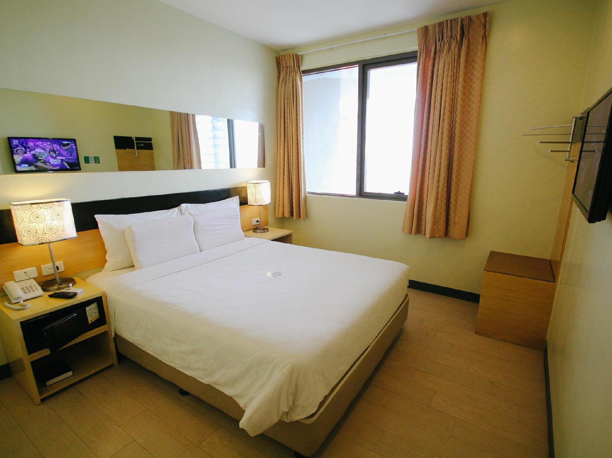Go Hotels Iloilo Bagian luar foto