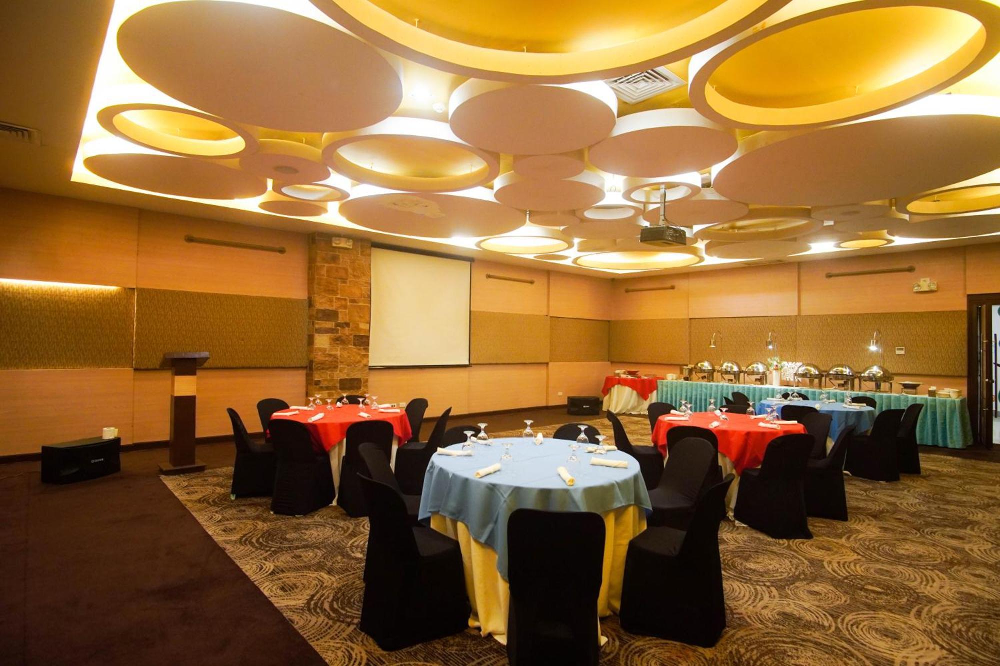 Go Hotels Iloilo Bagian luar foto