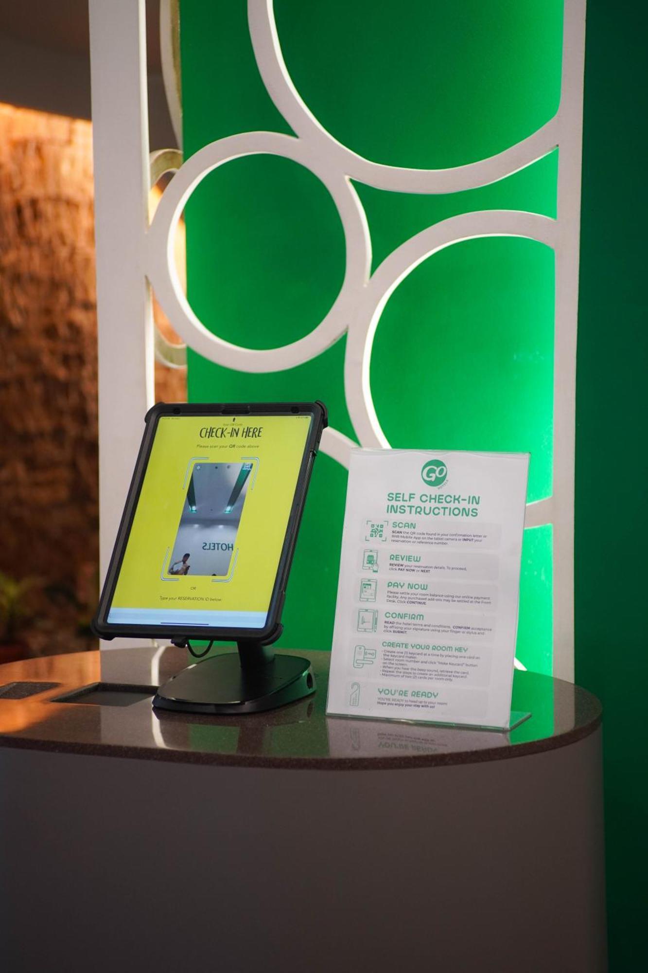 Go Hotels Iloilo Bagian luar foto