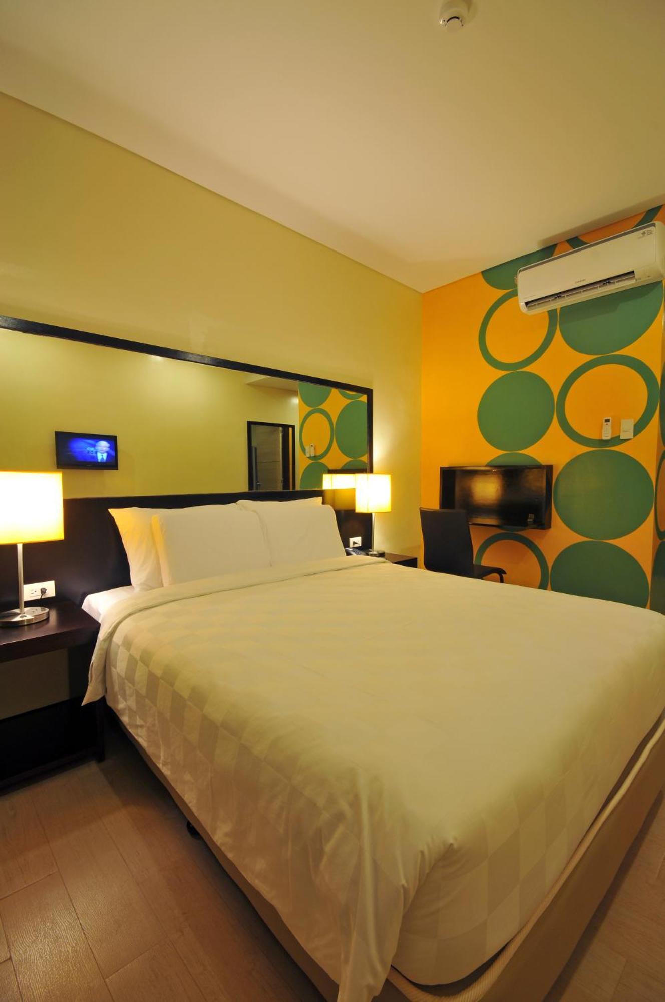 Go Hotels Iloilo Bagian luar foto