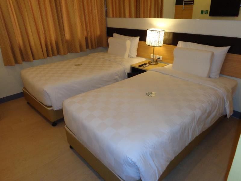 Go Hotels Iloilo Bagian luar foto