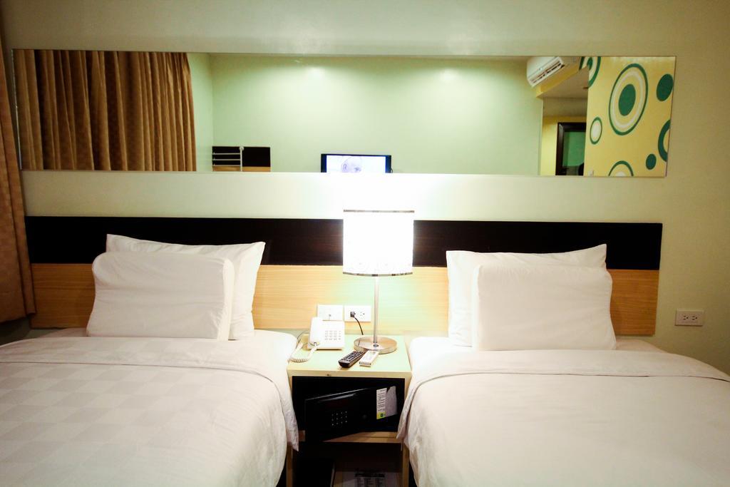 Go Hotels Iloilo Bagian luar foto