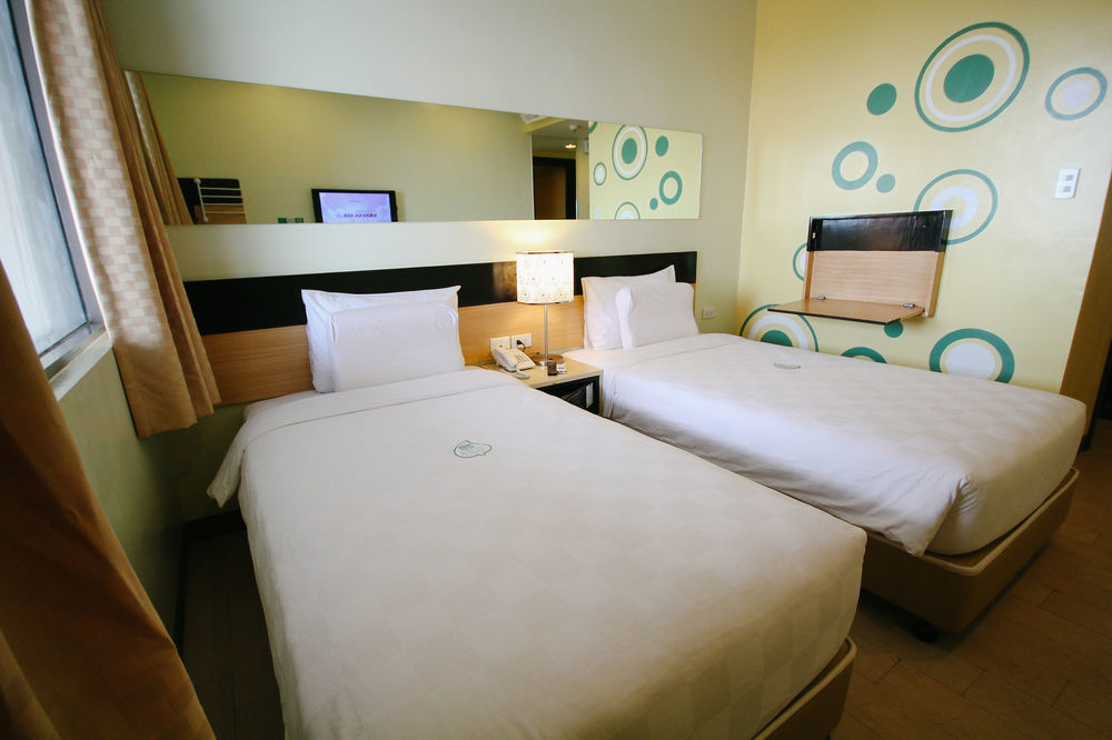 Go Hotels Iloilo Bagian luar foto