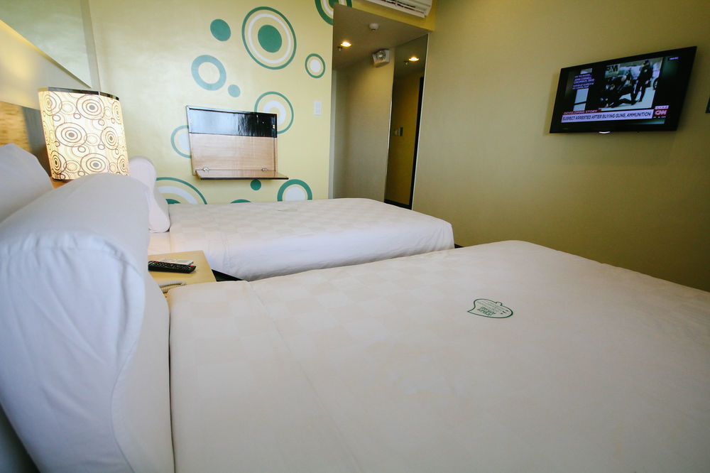 Go Hotels Iloilo Bagian luar foto
