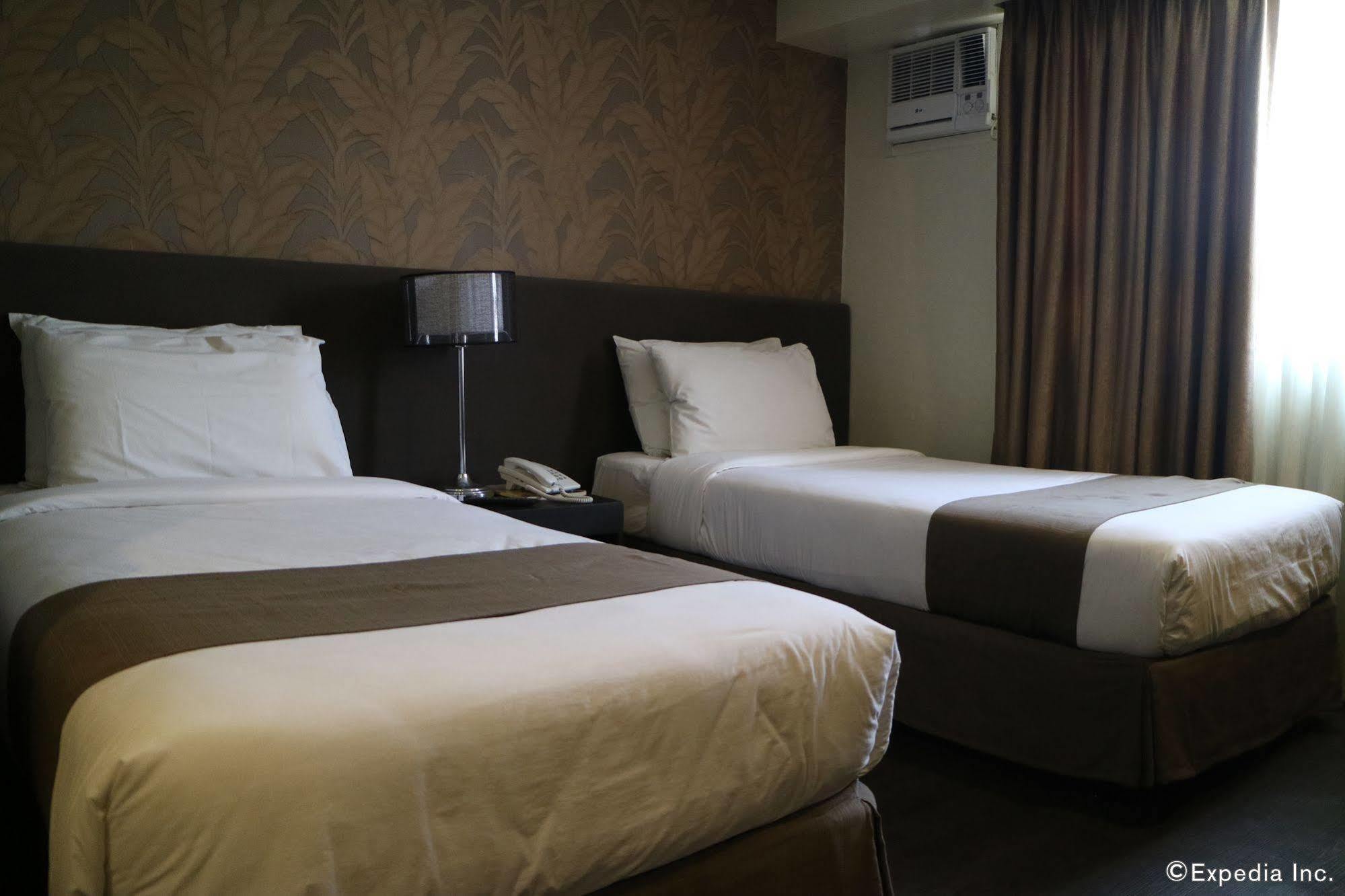 Go Hotels Iloilo Bagian luar foto