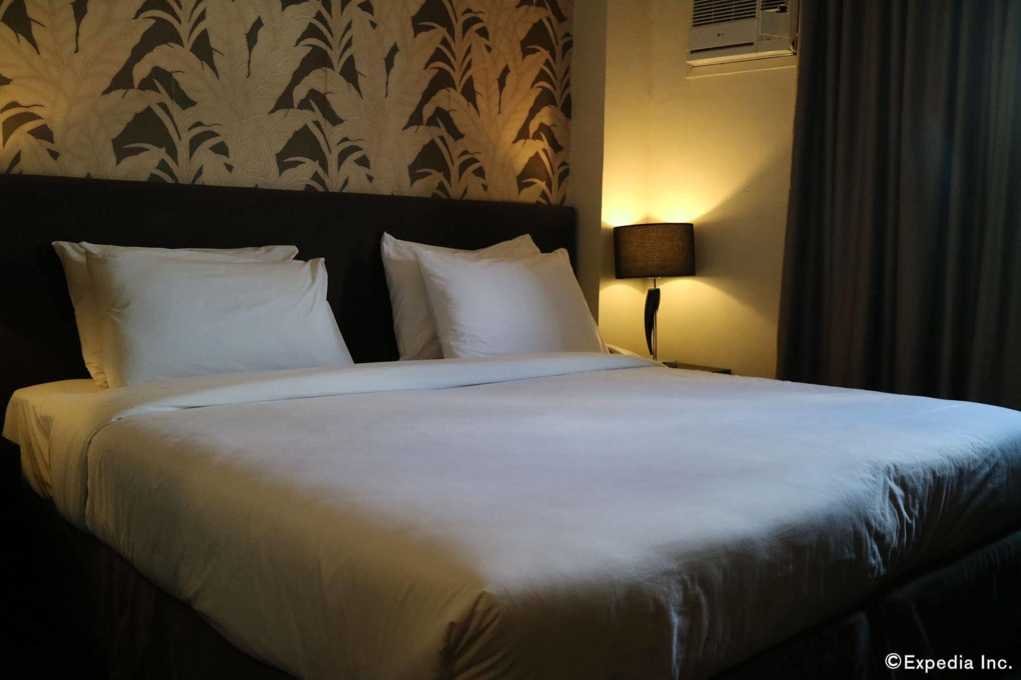 Go Hotels Iloilo Bagian luar foto