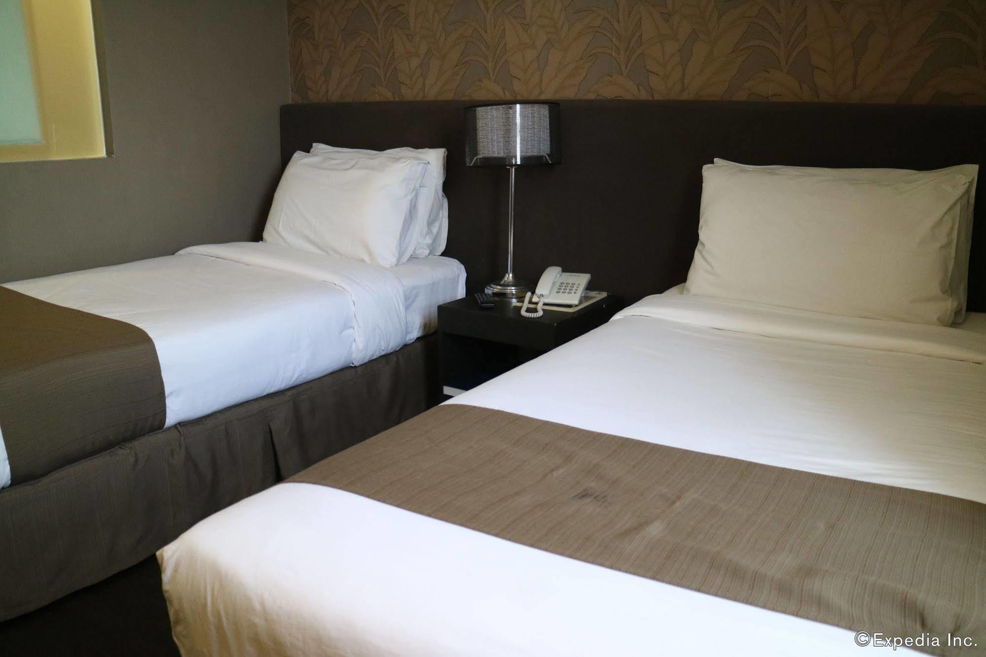 Go Hotels Iloilo Bagian luar foto