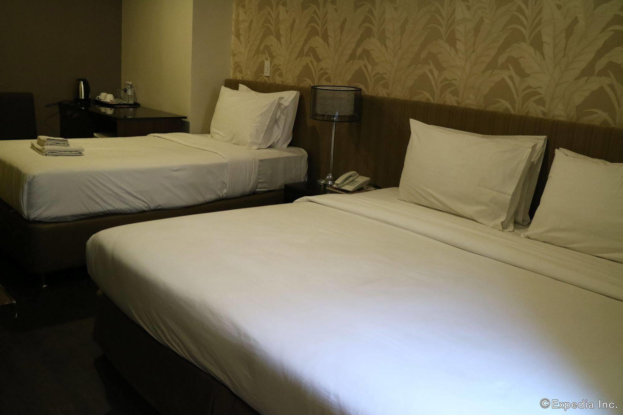Go Hotels Iloilo Bagian luar foto