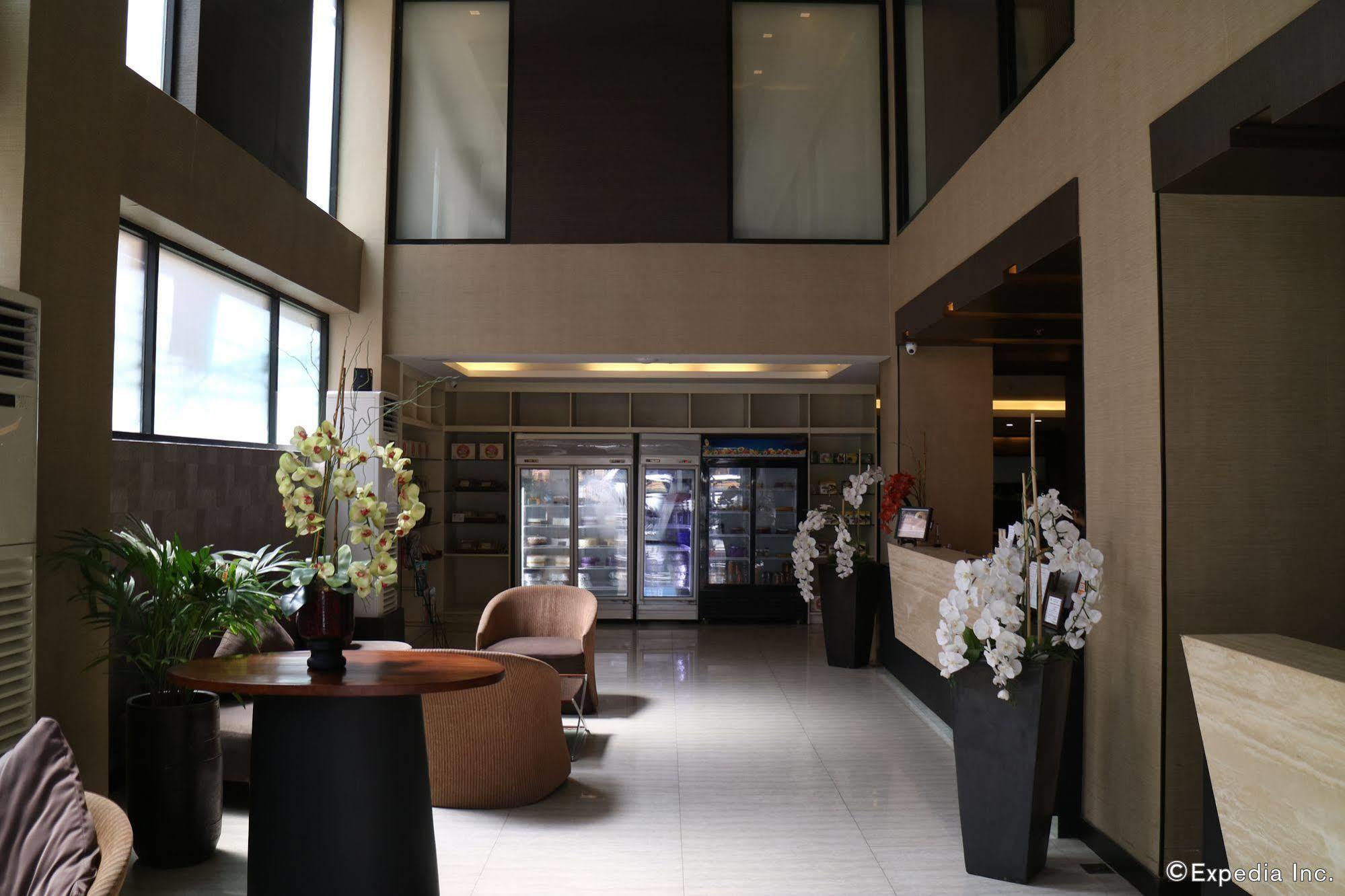 Go Hotels Iloilo Bagian luar foto