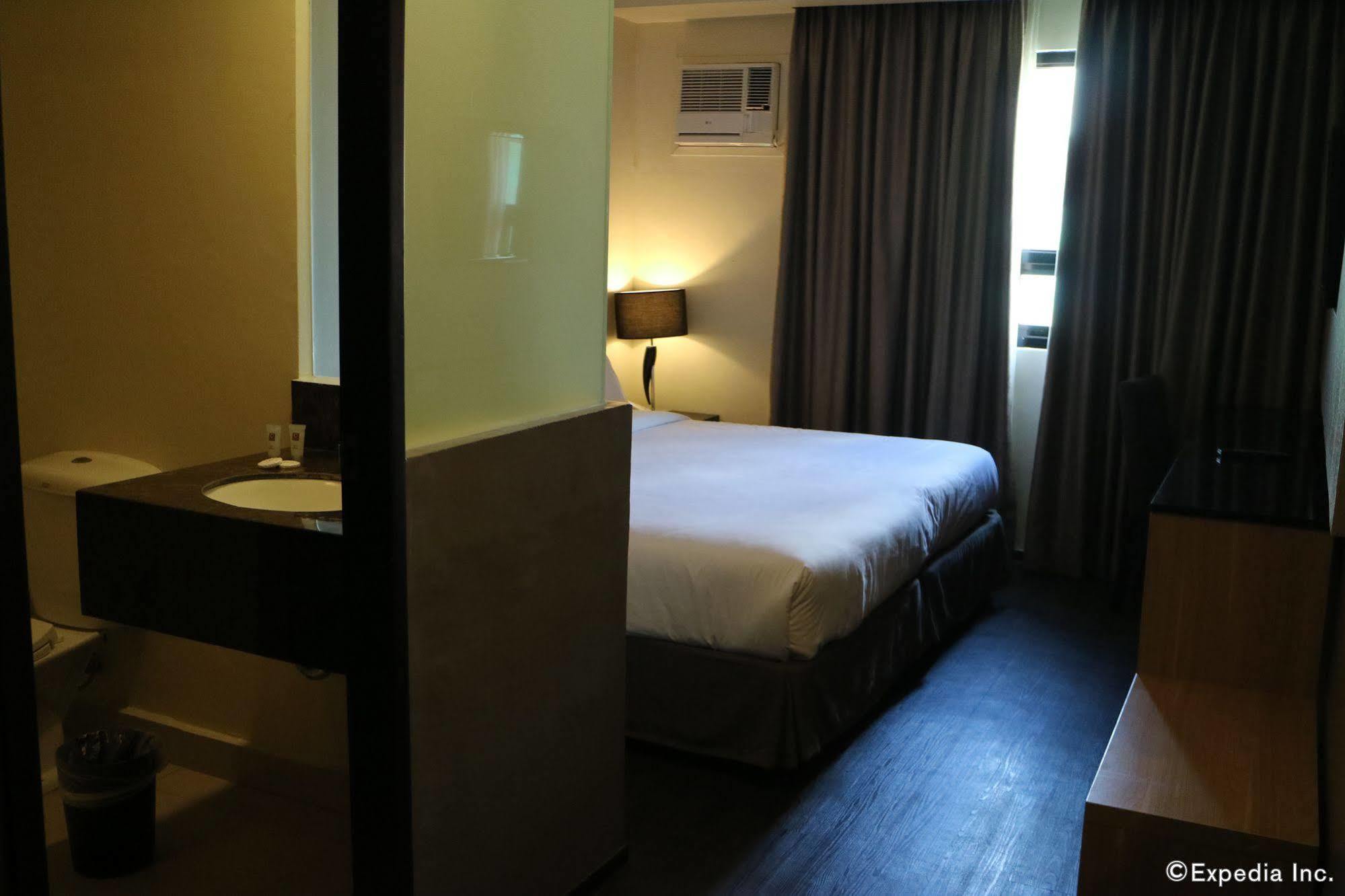Go Hotels Iloilo Bagian luar foto