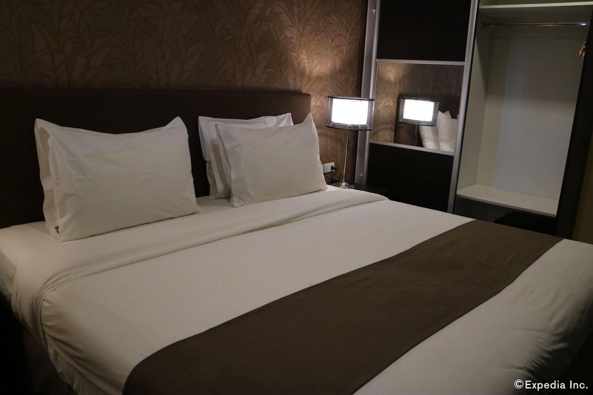 Go Hotels Iloilo Bagian luar foto