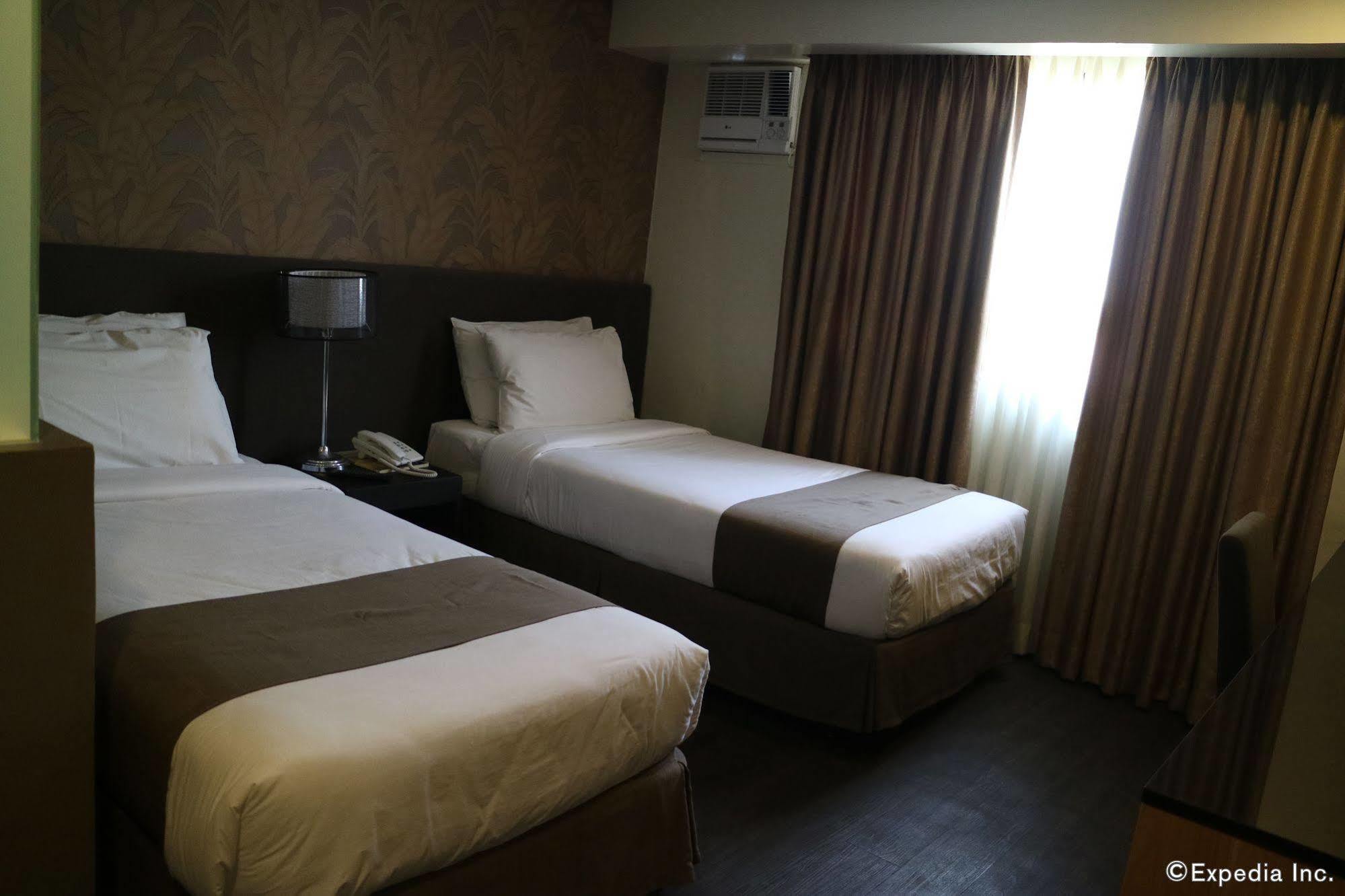 Go Hotels Iloilo Bagian luar foto