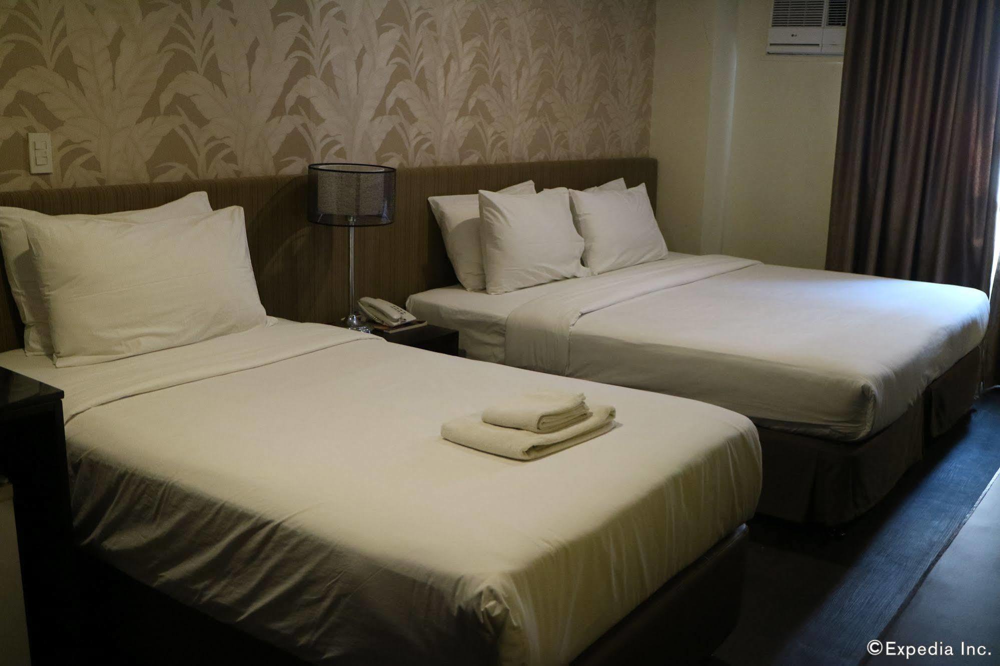 Go Hotels Iloilo Bagian luar foto