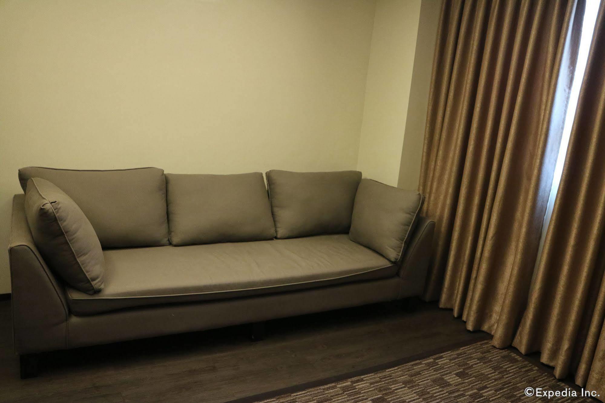 Go Hotels Iloilo Bagian luar foto